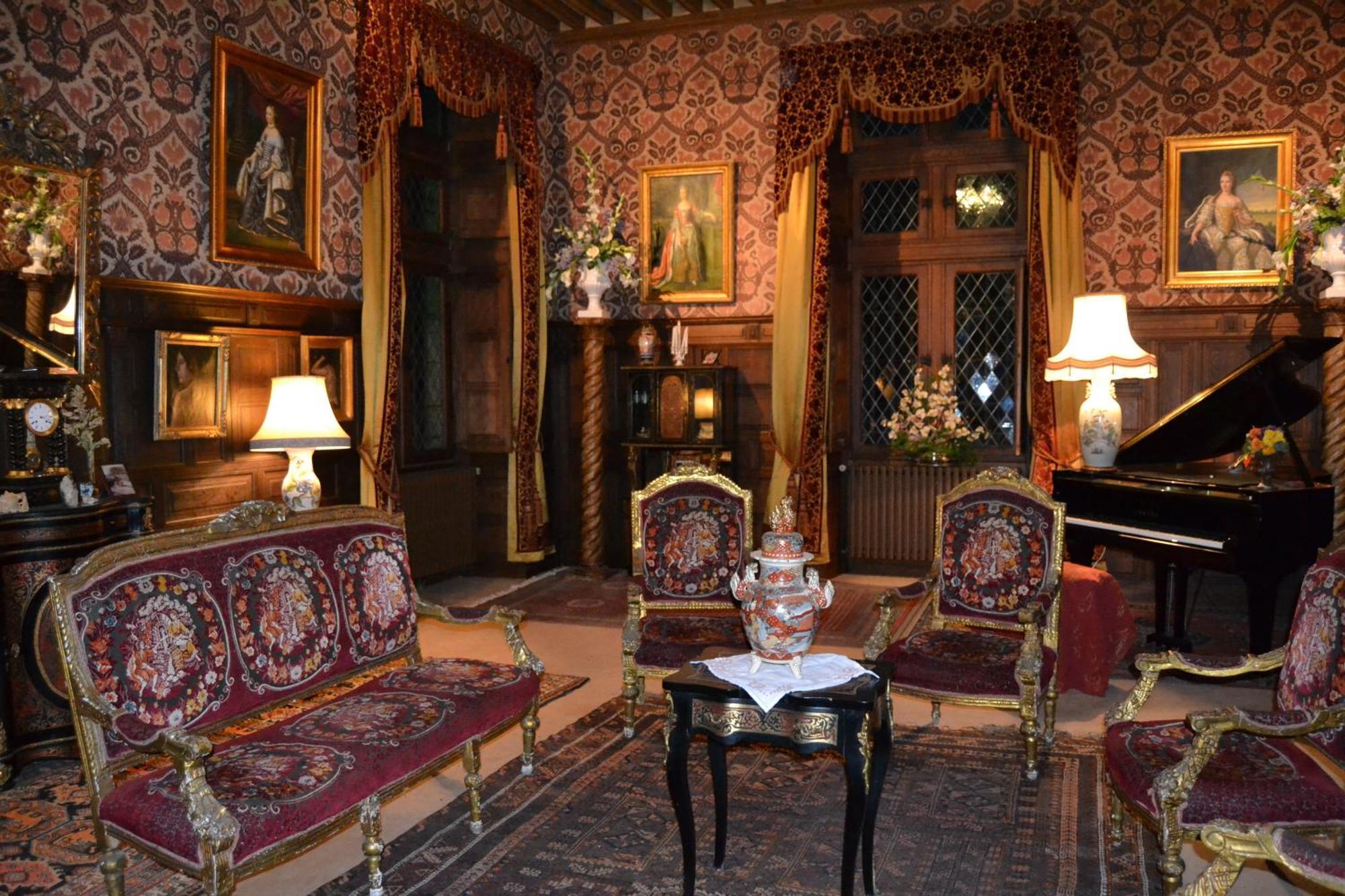 Chateau De Peufeilhoux Vallon-en-Sully Buitenkant foto