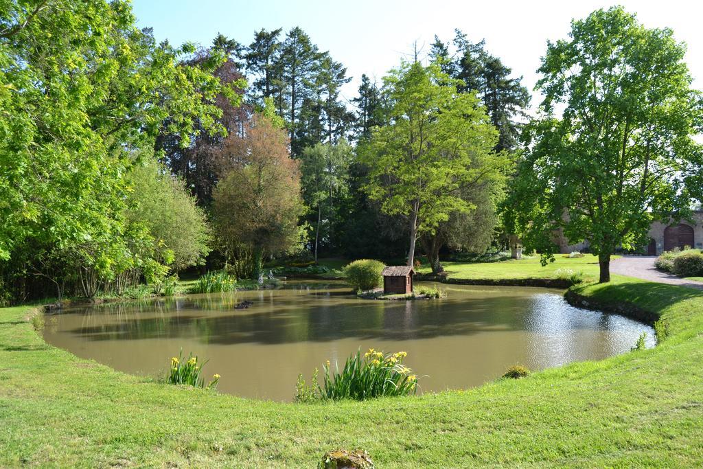 Chateau De Peufeilhoux Vallon-en-Sully Buitenkant foto